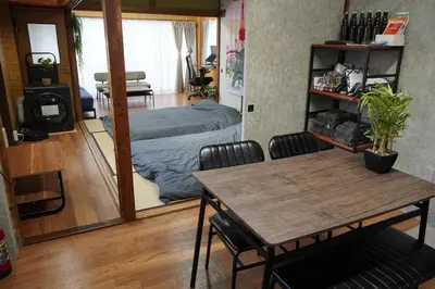 a living room with a table and a bed at \u99c5\u5f92\u6b694\u5206 \u90fd\u5fc3\u306e\u5e83\u3005\u7a7a\u9593 \u5404\u968e\u8cb8\u5207 \u9280\u5ea7 \u304a\u53f0\u5834 \u8c4a\u6d32\u3059\u3050 \u7530\u753a \u4e09\u7530\u99c5\u3082\u5229\u7528\u53ef in Tokyo