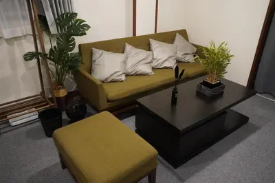 a living room with a couch and a coffee table at \u99c5\u5f92\u6b694\u5206 \u90fd\u5fc3\u306e\u5e83\u3005\u7a7a\u9593 \u5404\u968e\u8cb8\u5207 \u9280\u5ea7 \u304a\u53f0\u5834 \u8c4a\u6d32\u3059\u3050 \u7530\u753a \u4e09\u7530\u99c5\u3082\u5229\u7528\u53ef in Tokyo