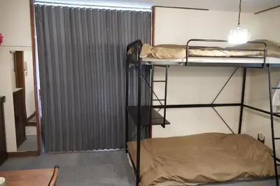 a room with two bunk beds and a window at \u99c5\u5f92\u6b694\u5206 \u90fd\u5fc3\u306e\u5e83\u3005\u7a7a\u9593 \u5404\u968e\u8cb8\u5207 \u9280\u5ea7 \u304a\u53f0\u5834 \u8c4a\u6d32\u3059\u3050 \u7530\u753a \u4e09\u7530\u99c5\u3082\u5229\u7528\u53ef in Tokyo