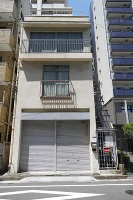 a building with two garage doors and a balcony at \u99c5\u5f92\u6b694\u5206 \u90fd\u5fc3\u306e\u5e83\u3005\u7a7a\u9593 \u5404\u968e\u8cb8\u5207 \u9280\u5ea7 \u304a\u53f0\u5834 \u8c4a\u6d32\u3059\u3050 \u7530\u753a \u4e09\u7530\u99c5\u3082\u5229\u7528\u53ef in Tokyo