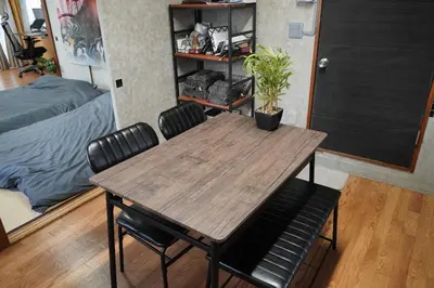 a table and chairs in a room with a bedroom at \u99c5\u5f92\u6b694\u5206 \u90fd\u5fc3\u306e\u5e83\u3005\u7a7a\u9593 \u5404\u968e\u8cb8\u5207 \u9280\u5ea7 \u304a\u53f0\u5834 \u8c4a\u6d32\u3059\u3050 \u7530\u753a \u4e09\u7530\u99c5\u3082\u5229\u7528\u53ef in Tokyo