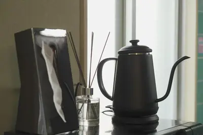 a coffee maker and a vase on a table at \u62b9\u8336\u5eb5\u4e16\u7530\u8c37\u6771\u4eac Matcha-An Setagaya Tokyo in Tokyo