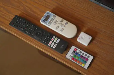 a group of remote controls sitting on a table at \u62b9\u8336\u5eb5\u4e16\u7530\u8c37\u6771\u4eac Matcha-An Setagaya Tokyo in Tokyo