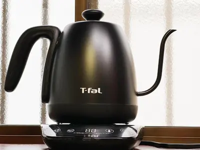 a black tea kettle sitting on top of a burner at 璞（Haku）日式旅馆/新宿繁华区域/東新宿駅徒歩4分/免費WIFI/最大可入住7人 in Tokyo