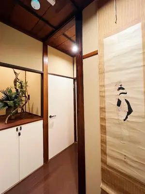 a hallway with a door with a penguin on it at 璞（Haku）日式旅馆/新宿繁华区域/東新宿駅徒歩4分/免費WIFI/最大可入住7人 in Tokyo