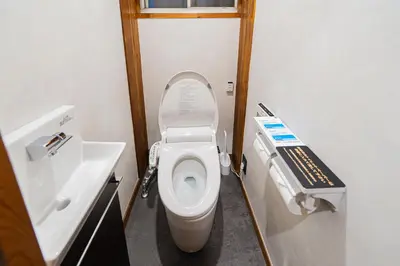 a small bathroom with a toilet and a sink at 璞（Haku）日式旅馆/新宿繁华区域/東新宿駅徒歩4分/免費WIFI/最大可入住7人 in Tokyo