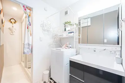 a white bathroom with a washer and dryer at \u58a8\u7530\u533a\u72ec\u680b\u4e09\u5c42\u522b\u5885.\u6674\u7a7a\u5854.\u6d45\u8349\u5bfa\u5546\u5708.\u76f4\u8fbe\u673a\u573a\u3001\u6da9\u8c37\u3002\u6709\u5ba4\u5185\u5c0f\u578b\u505c\u8f66\u4f4d\u3001\u65e0\u7ebf\u7f51 in Tokyo
