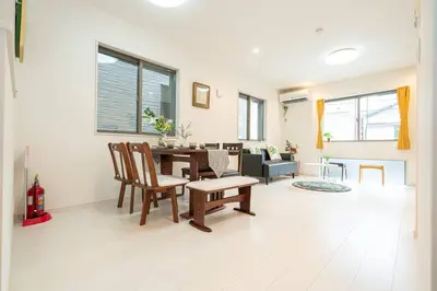 a living room with a table and chairs at \u58a8\u7530\u533a\u72ec\u680b\u4e09\u5c42\u522b\u5885.\u6674\u7a7a\u5854.\u6d45\u8349\u5bfa\u5546\u5708.\u76f4\u8fbe\u673a\u573a\u3001\u6da9\u8c37\u3002\u6709\u5ba4\u5185\u5c0f\u578b\u505c\u8f66\u4f4d\u3001\u65e0\u7ebf\u7f51 in Tokyo