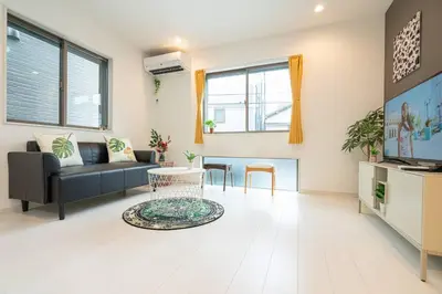 a living room with a couch and a table at \u58a8\u7530\u533a\u72ec\u680b\u4e09\u5c42\u522b\u5885.\u6674\u7a7a\u5854.\u6d45\u8349\u5bfa\u5546\u5708.\u76f4\u8fbe\u673a\u573a\u3001\u6da9\u8c37\u3002\u6709\u5ba4\u5185\u5c0f\u578b\u505c\u8f66\u4f4d\u3001\u65e0\u7ebf\u7f51 in Tokyo
