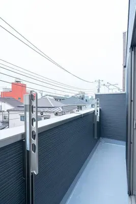 a balcony of a building with a view of a city at \u58a8\u7530\u533a\u72ec\u680b\u4e09\u5c42\u522b\u5885.\u6674\u7a7a\u5854.\u6d45\u8349\u5bfa\u5546\u5708.\u76f4\u8fbe\u673a\u573a\u3001\u6da9\u8c37\u3002\u6709\u5ba4\u5185\u5c0f\u578b\u505c\u8f66\u4f4d\u3001\u65e0\u7ebf\u7f51 in Tokyo