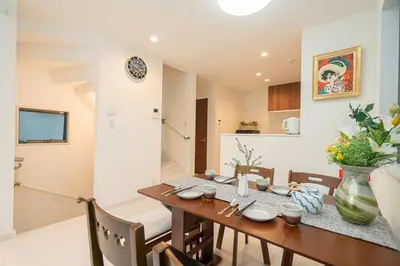 a dining room and kitchen with a table and chairs at \u58a8\u7530\u533a\u72ec\u680b\u4e09\u5c42\u522b\u5885.\u6674\u7a7a\u5854.\u6d45\u8349\u5bfa\u5546\u5708.\u76f4\u8fbe\u673a\u573a\u3001\u6da9\u8c37\u3002\u6709\u5ba4\u5185\u5c0f\u578b\u505c\u8f66\u4f4d\u3001\u65e0\u7ebf\u7f51 in Tokyo
