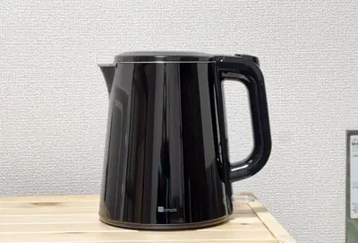 a black jug sitting on top of a wooden table at \u795e\u8c37\u6238\u5efa in Tokyo