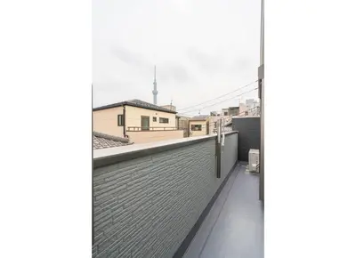 a view of the balcony from the roof of the house at 押上·晴空塔·浅草寺商圈ろ隅田川附近/豪华家庭套房/机场直达/new一户建&小型停车位/可接送地铁站 in Tokyo