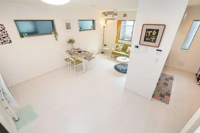 an overhead view of a living room with a table and chairs at 押上·晴空塔·浅草寺商圈ろ隅田川附近/豪华家庭套房/机场直达/new一户建&小型停车位/可接送地铁站 in Tokyo