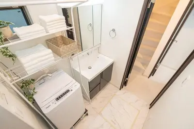 a bathroom with a sink and a mirror at 押上·晴空塔·浅草寺商圈ろ隅田川附近/豪华家庭套房/机场直达/new一户建&小型停车位/可接送地铁站 in Tokyo