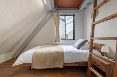 a bedroom with a bed and a window at \u8239\u5800\u6238\u5efa in Tokyo