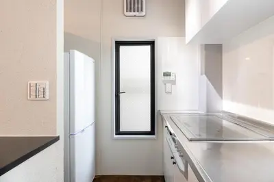 a kitchen with a sink and a refrigerator at \u8239\u5800\u6238\u5efa in Tokyo