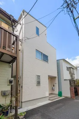 a white house with a balcony on a street at \u5343\u99c4\u6728\u6238\u5efa in Tokyo