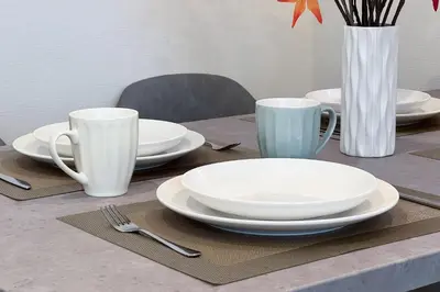 a table with plates and cups and a vase at \u5343\u99c4\u6728\u6238\u5efa in Tokyo