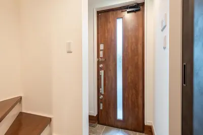 a hallway with a wooden door in a room at \u5343\u99c4\u6728\u6238\u5efa in Tokyo