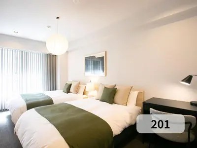 two beds in a hotel room with at \u672b\u677e\u30d3\u30eb -Tokyo lifestyle apartment- in Tokyo