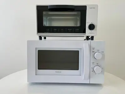 a microwave and a toaster oven on top of a counter at 彩光堂Village KAME101&202 in Tokyo