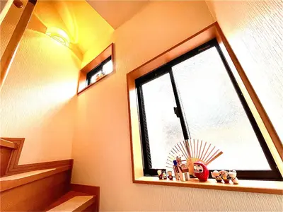 a window in a room with a fan on a shelf at \u5409\u5409\u306e\u5bb6 in Tokyo