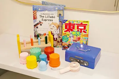 a shelf with toys and a book and a toy box at \u30ea\u30ea\u30cf\u30a6\u30b9\u7b39\u585a in Tokyo