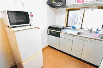 a small kitchen with a white refrigerator and a microwave at \u30b9\u30ab\u30a4\u30c4\u30ea\u30fc\u30fb\u6d45\u8349\u8fd1\u304f\uff01\u6210\u7530\u30fb\u7fbd\u7530\u304b\u3089\u30a2\u30af\u30bb\u30b9\u826f\u597d\uff01\u5927\u4eba\u6570\u6ede\u5728\u5411\u3051\u3002 in Tokyo