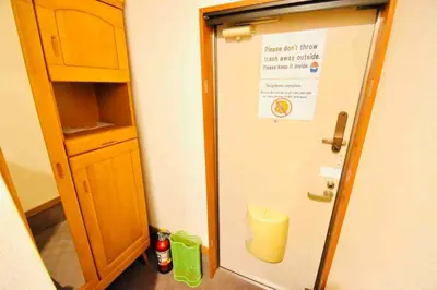 a door with a sign on it in a room at \u30b9\u30ab\u30a4\u30c4\u30ea\u30fc\u30fb\u6d45\u8349\u8fd1\u304f\uff01\u6210\u7530\u30fb\u7fbd\u7530\u304b\u3089\u30a2\u30af\u30bb\u30b9\u826f\u597d\uff01\u5927\u4eba\u6570\u6ede\u5728\u5411\u3051\u3002 in Tokyo