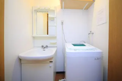 a small white bathroom with a sink and a mirror at \u30b9\u30ab\u30a4\u30c4\u30ea\u30fc\u30fb\u6d45\u8349\u8fd1\u304f\uff01\u6210\u7530\u30fb\u7fbd\u7530\u304b\u3089\u30a2\u30af\u30bb\u30b9\u826f\u597d\uff01\u5927\u4eba\u6570\u6ede\u5728\u5411\u3051\u3002 in Tokyo