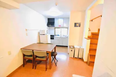 a kitchen with a table and chairs in a room at \u30b9\u30ab\u30a4\u30c4\u30ea\u30fc\u30fb\u6d45\u8349\u8fd1\u304f\uff01\u6210\u7530\u30fb\u7fbd\u7530\u304b\u3089\u30a2\u30af\u30bb\u30b9\u826f\u597d\uff01\u5927\u4eba\u6570\u6ede\u5728\u5411\u3051\u3002 in Tokyo