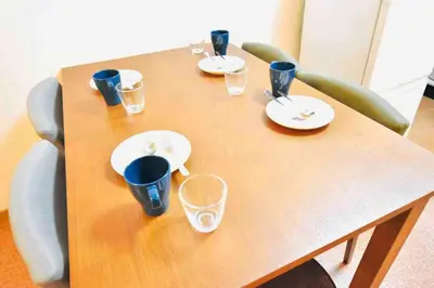 a wooden table with plates and glasses on it at \u30b9\u30ab\u30a4\u30c4\u30ea\u30fc\u30fb\u6d45\u8349\u8fd1\u304f\uff01\u6210\u7530\u30fb\u7fbd\u7530\u304b\u3089\u30a2\u30af\u30bb\u30b9\u826f\u597d\uff01\u5927\u4eba\u6570\u6ede\u5728\u5411\u3051\u3002 in Tokyo