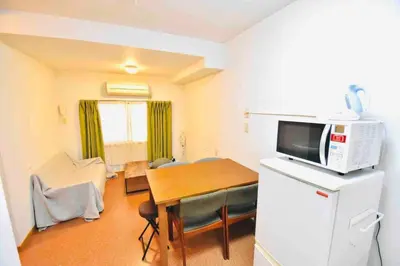 a kitchen with a table and a microwave on a refrigerator at \u30b9\u30ab\u30a4\u30c4\u30ea\u30fc\u30fb\u6d45\u8349\u8fd1\u304f\uff01\u6210\u7530\u30fb\u7fbd\u7530\u304b\u3089\u30a2\u30af\u30bb\u30b9\u826f\u597d\uff01\u5927\u4eba\u6570\u6ede\u5728\u5411\u3051\u3002 in Tokyo