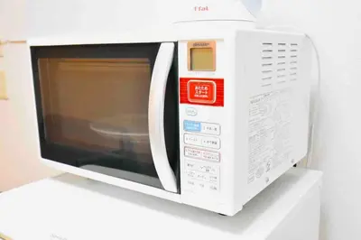 a white microwave oven sitting on a white counter at \u30b9\u30ab\u30a4\u30c4\u30ea\u30fc\u30fb\u6d45\u8349\u8fd1\u304f\uff01\u6210\u7530\u30fb\u7fbd\u7530\u304b\u3089\u30a2\u30af\u30bb\u30b9\u826f\u597d\uff01\u5927\u4eba\u6570\u6ede\u5728\u5411\u3051\u3002 in Tokyo