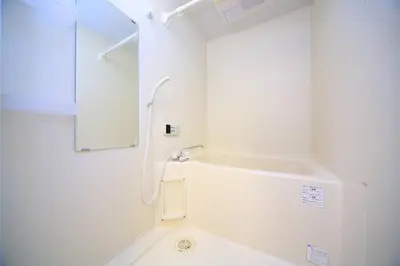 a white bathroom with a tub and a mirror at \u30b9\u30ab\u30a4\u30c4\u30ea\u30fc\u30fb\u6d45\u8349\u8fd1\u304f\uff01\u6210\u7530\u30fb\u7fbd\u7530\u304b\u3089\u30a2\u30af\u30bb\u30b9\u826f\u597d\uff01\u5927\u4eba\u6570\u6ede\u5728\u5411\u3051\u3002 in Tokyo