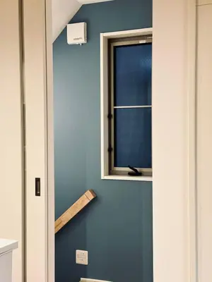 a blue wall with a window and a baseball bat at Zut Shinjuku House-SJ0415 in Tokyo