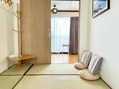 a living room with a couch and a table at \u65b0\u5bbf\u533a\u65e9\u7a3b\u7530\u5730\u94c16\u5206\u949f\u4e24\u5ba4\u666f\u89c2\u516c\u5bd3 in Tokyo