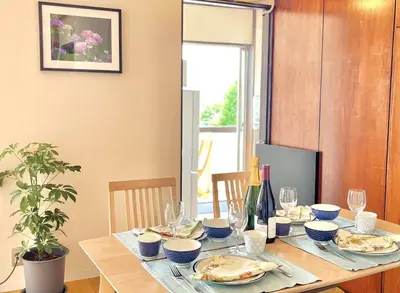 a table with plates of food and wine glasses at \u65b0\u5bbf\u533a\u65e9\u7a3b\u7530\u5730\u94c16\u5206\u949f\u4e24\u5ba4\u666f\u89c2\u516c\u5bd3 in Tokyo