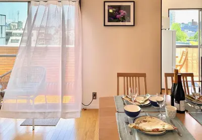 a dining room with a table and a window at \u65b0\u5bbf\u533a\u65e9\u7a3b\u7530\u5730\u94c16\u5206\u949f\u4e24\u5ba4\u666f\u89c2\u516c\u5bd3 in Tokyo