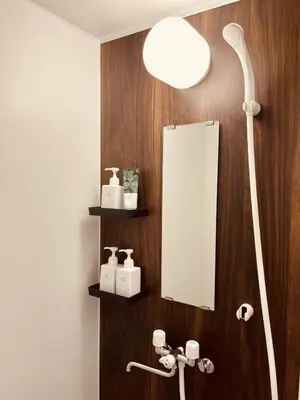 a bathroom with a mirror and a light and a sink at \u65b0\u5bbf\u533a\u65e9\u7a3b\u7530\u5730\u94c16\u5206\u949f\u4e24\u5ba4\u666f\u89c2\u516c\u5bd3 in Tokyo