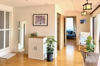 a living room with two potted plants in it at \u65b0\u5bbf\u533a\u65e9\u7a3b\u7530\u5730\u94c16\u5206\u949f\u4e24\u5ba4\u666f\u89c2\u516c\u5bd3 in Tokyo