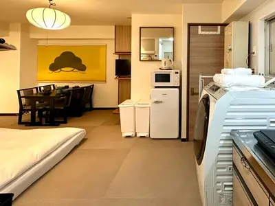 a room with a kitchen and a dining room at LOVE UENO 2-4\u4eba\u30a2\u30af\u30bb\u30b9\u629c\u7fa4 \u5c71\u624b\u7dda3\u5206 \u4e0a\u91ce\u6d45\u8349\u9280\u5ea7\u8fd1\u3044 \u5fa1\u5f92\u753a\u99c53\u5206 \u30a2\u30e1\u6a2a3\u5206 \u4e0a\u91ce\u99c510\u5206 \u4e0a\u91ce\u5e83\u5c0f\u8def\u99c53\u5206 \u6e6f\u5cf6\u99c52\u5206 \u548c\u98a8\u7573\u5bdd\u5ba4 in Tokyo