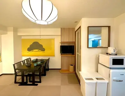 a kitchen and dining room with a table in a room at LOVE UENO 2-4\u4eba\u30a2\u30af\u30bb\u30b9\u629c\u7fa4 \u5c71\u624b\u7dda3\u5206 \u4e0a\u91ce\u6d45\u8349\u9280\u5ea7\u8fd1\u3044 \u5fa1\u5f92\u753a\u99c53\u5206 \u30a2\u30e1\u6a2a3\u5206 \u4e0a\u91ce\u99c510\u5206 \u4e0a\u91ce\u5e83\u5c0f\u8def\u99c53\u5206 \u6e6f\u5cf6\u99c52\u5206 \u548c\u98a8\u7573\u5bdd\u5ba4 in Tokyo