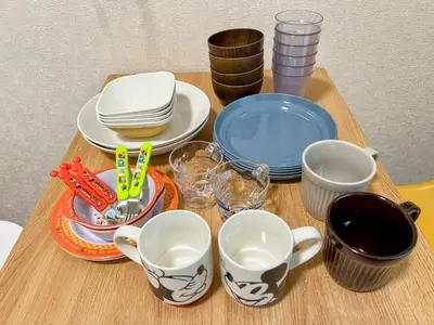 a wooden table with plates and cups and mugs at \u30e1\u30be\u30f3\u30af\u30ec\u30b9\u30bf in Tokyo