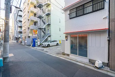 an empty street in a city with buildings at \u66255GWifi TokyoDome\u7687\u5c451km\u301c RoofGarden \u4e0a\u91ce\u79cb\u8449\u539f\u9280\u5ea7\u6771\u4eac2km\uff5e\u90fd\u5fc3 in Tokyo