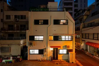 a tall white building with windows in a city at \u66255GWifi TokyoDome\u7687\u5c451km\u301c RoofGarden \u4e0a\u91ce\u79cb\u8449\u539f\u9280\u5ea7\u6771\u4eac2km\uff5e\u90fd\u5fc3 in Tokyo