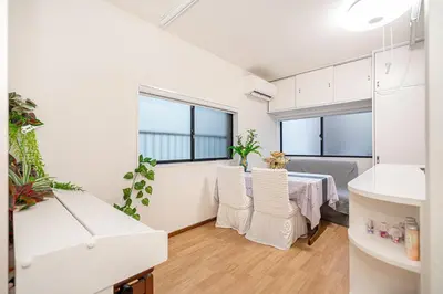 a room with a table and chairs and windows at \u66255GWifi TokyoDome\u7687\u5c451km\u301c RoofGarden \u4e0a\u91ce\u79cb\u8449\u539f\u9280\u5ea7\u6771\u4eac2km\uff5e\u90fd\u5fc3 in Tokyo