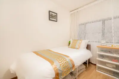 a white bedroom with a bed and a window at \u79cb 5GWIFI*\u6771\u4eac\u5343\u4ee3\u7530\u533a\u7687\u5c451km~King BLdg. in Tokyo