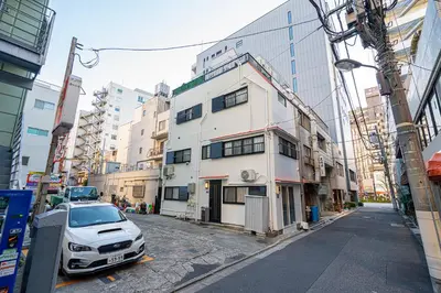 a white car parked in front of a building at \u79cb 5GWIFI*\u6771\u4eac\u5343\u4ee3\u7530\u533a\u7687\u5c451km~King BLdg. in Tokyo